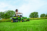 John Deere przedstawia zupełnie nową kosiarkę Z370R Electric ZTrak™